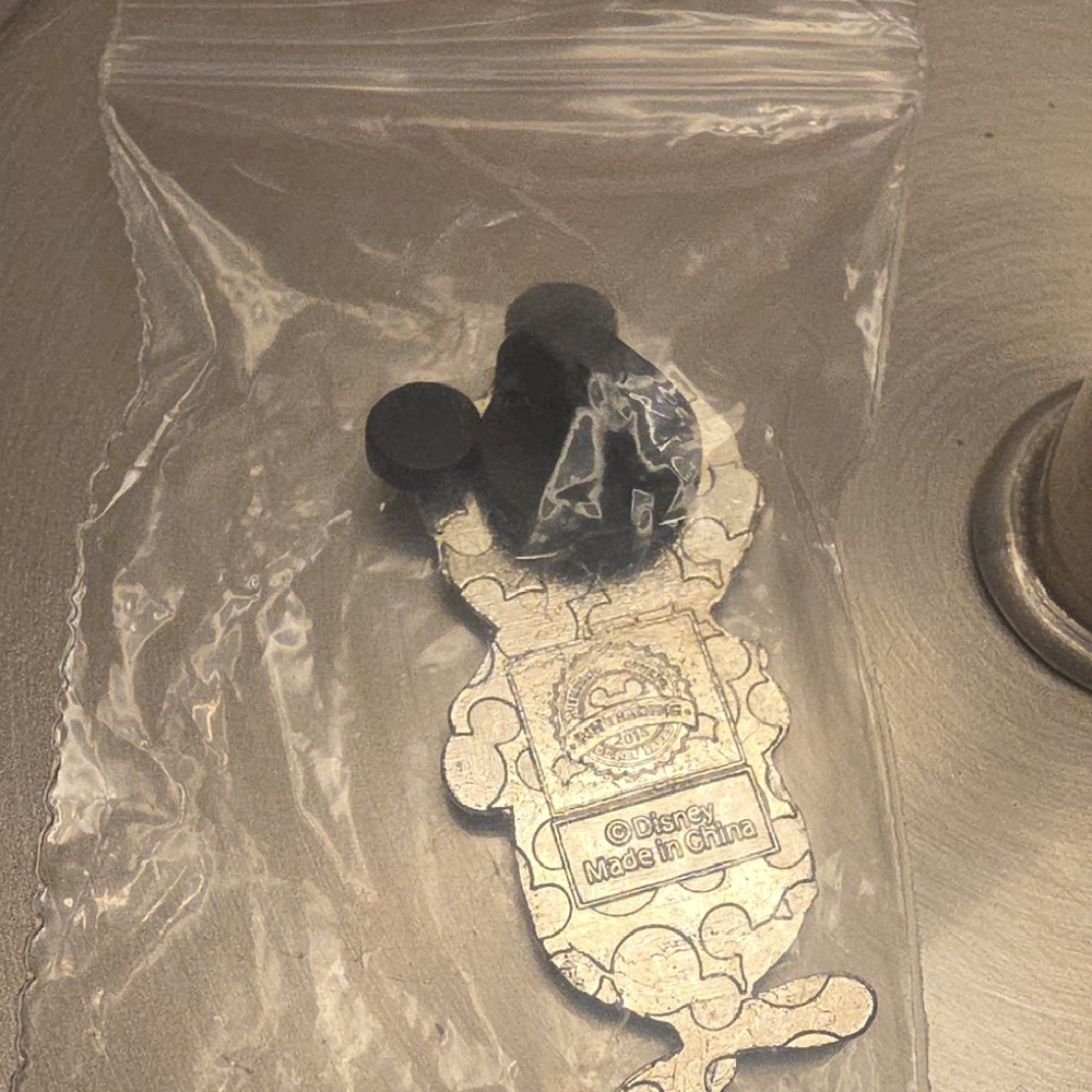 Disney Pin - Unique Mouse Disney Collector Trading Pin - Picture 4 of 4